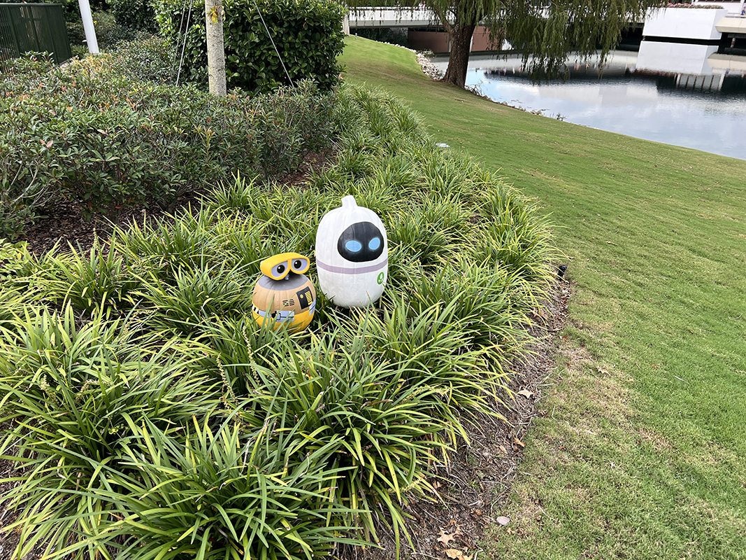Pumpkins painted like Eve and Wall-E from the Disney Movie